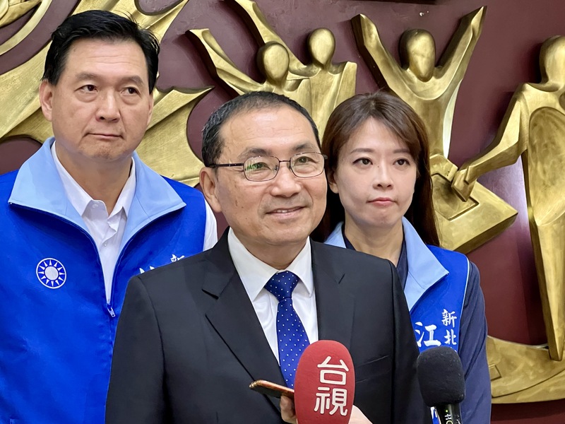 對於2026新北市長接班人，新北市長侯友宜（中）表示，國民黨內有許多人選都很優秀。這是否意味排除民眾黨立委黃國昌，引發外界揣測。圖/中央社