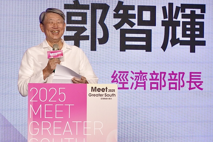 剛辭去經濟部長職務的郭智輝27日發布三點聲明，駁斥外界對他介入綠電弊案的質疑。圖/中央社