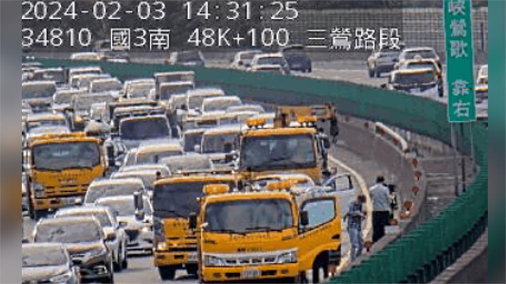 桃園市長張善政今下午在國道三鶯路段遇車禍，所幸與妻皆無大礙。圖／引自記者爆料網