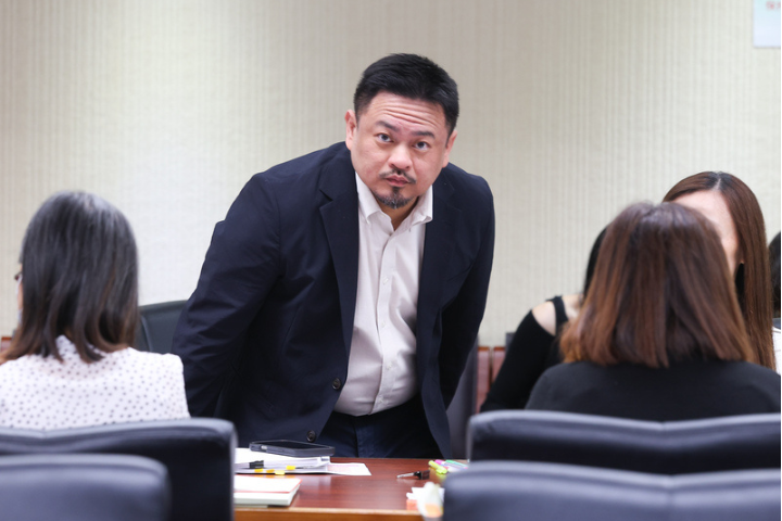 洪申翰稱「不是勞工覺得不舒服就算職場霸凌」　網怒：跟資方站一起