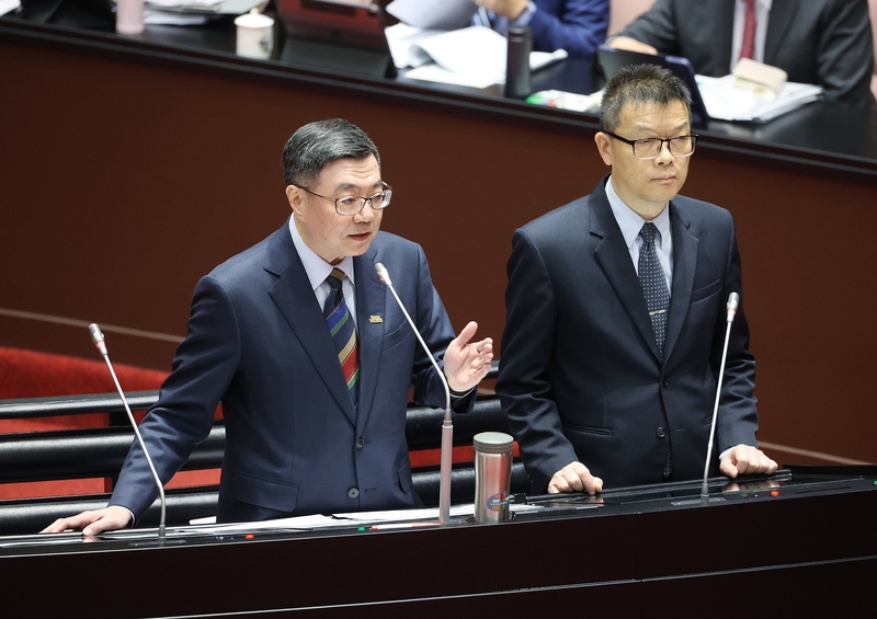 NCC2原要針對國外網購藍牙商品增加新台幣750元審查費，但在引發民眾不滿及藍委質詢後宣布暫緩。行政院長卓榮泰（左）25日表示，NCC代主委陳崇樹（右）已函請財政部說明，財政部表示尊重，所以NCC決定停徵。但財政部事發新聞稿竟稱「暫停1年」。圖／中央社