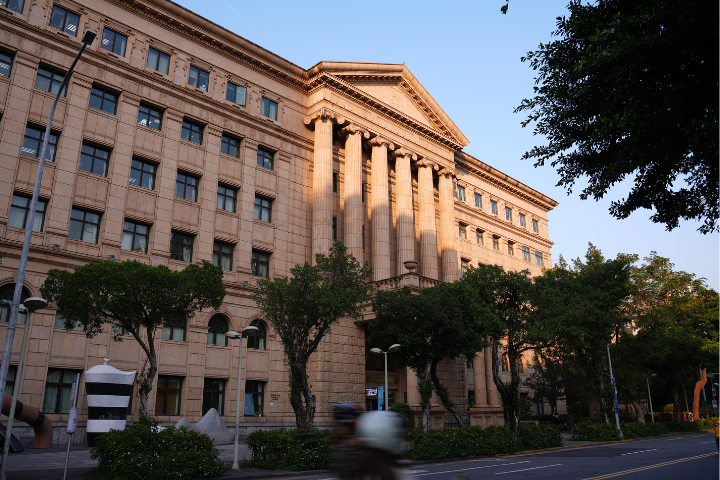 沈伯洋創立台灣民主實驗室爆性騷　前理事長摸員工下體判刑定讞