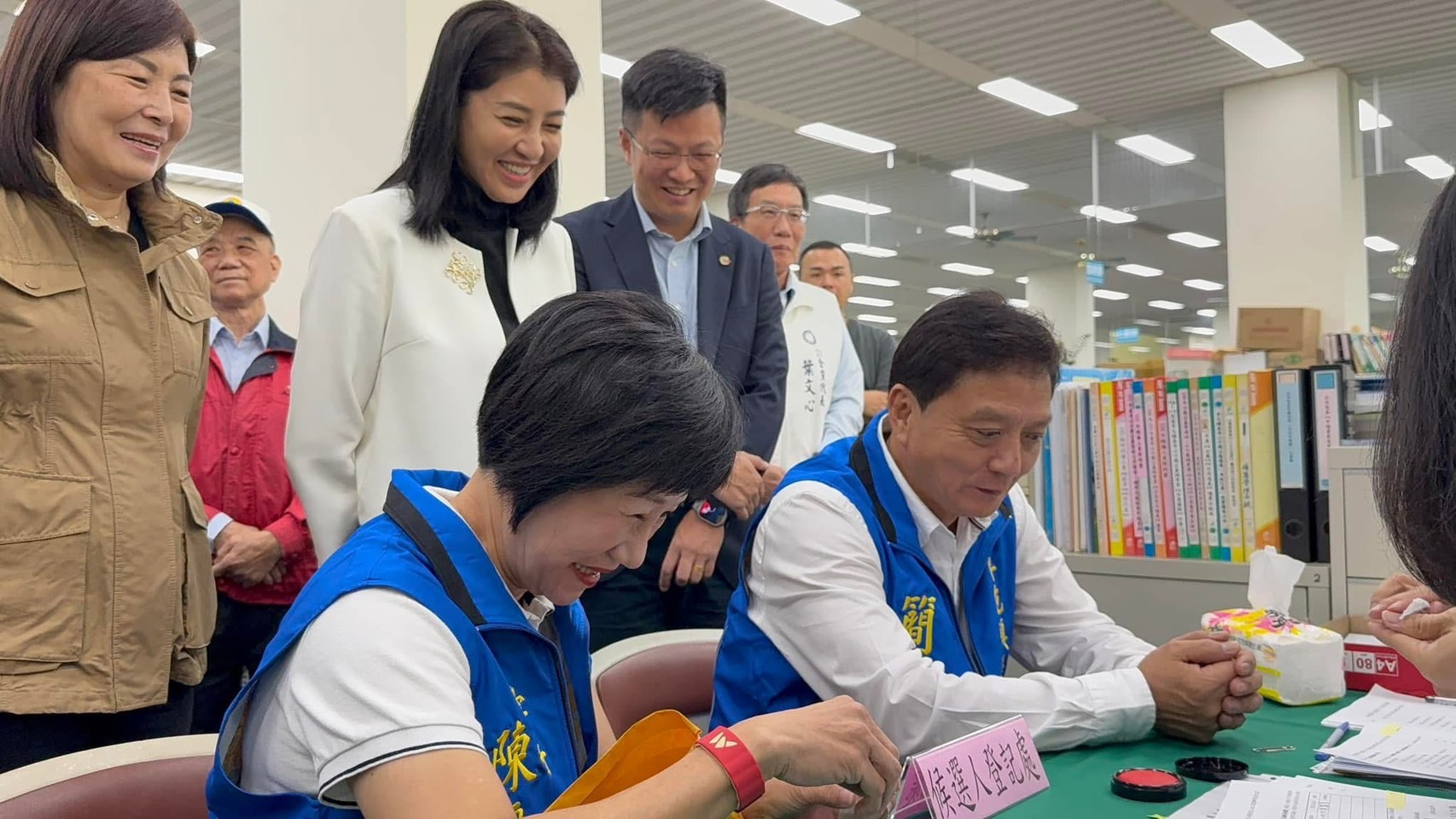 南投縣長許淑華（二排中）陪同南投縣議員簡賜勝（右）登記參圖／取自簡賜勝臉書