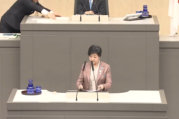 東京都知事小池百合子宣布東京2025年9月起第一胎托育免費。圖/取自TBS Mews《YouTube》官方頻道