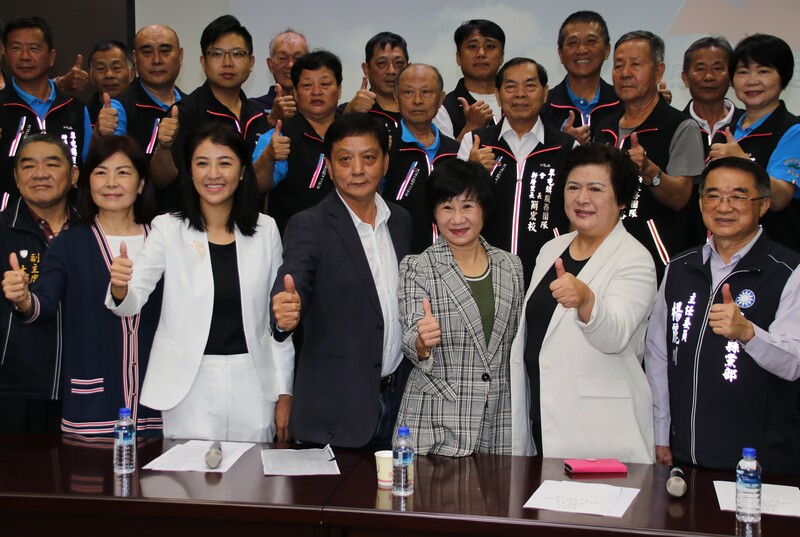 國民黨徵召無黨籍議員簡賜勝（前中）參加草屯鎮長補選。圖／中央社