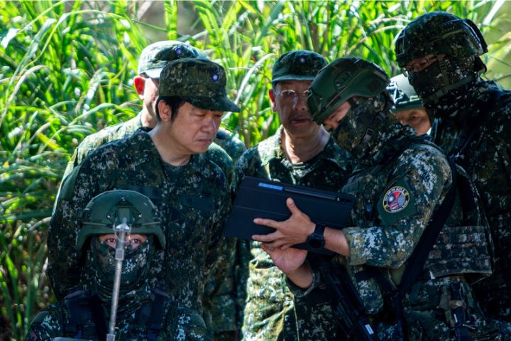 國軍「漢光41號」實兵操演進入第7天，陸軍269旅上午在新北八里執行縱深防衛作戰演練。總統賴清德（中左1）親自視導。圖/總統府提供