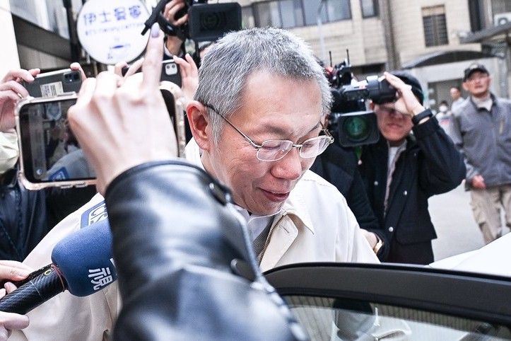 高等法院去年12月29日撤銷京華城案被告柯文哲（中）等4人交保裁定，發回台北地院。圖為前台北市長柯文哲下午搭車出門。圖/中央社