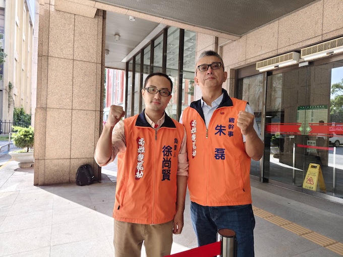 高雄雙罷劫負責人徐尚賢（左）18日說，調查局到高雄雙罷劫連署總站搜索，這是赤裸裸地政治干預司法，司法干預罷免。圖／取自高雄雙罷劫臉書