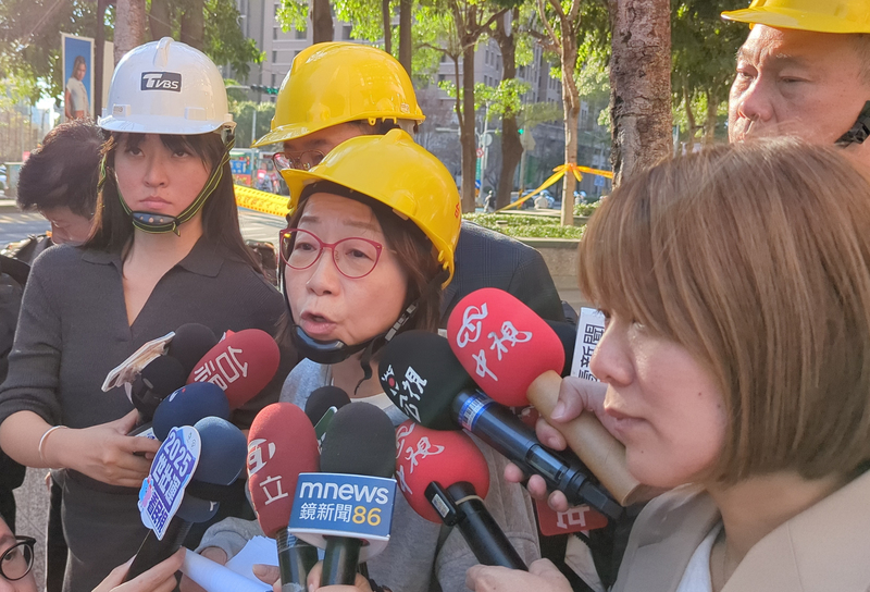 新光三越台中中港店氣爆釀4死，新光三越將提供每名罹難者補償金新台幣1100萬元，營業本部長曹美虹（中）15日出面受訪說明。圖/中央社