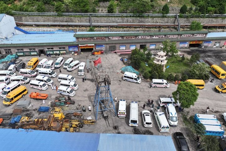 事故現場集結數十輛救護車,地方政府調集救援、醫療等7支隊伍,共755人投入應急救援。圖/取自新華社
