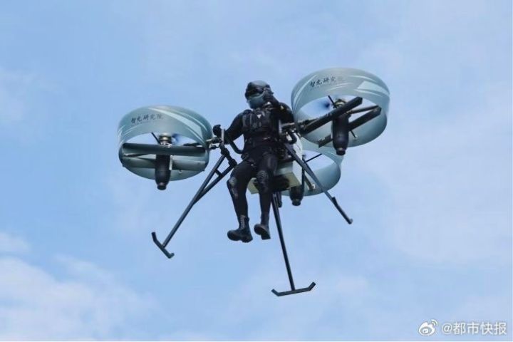 「飛人」緩緩升空，穩穩懸停在百公尺高空。圖/取自都市快報微博