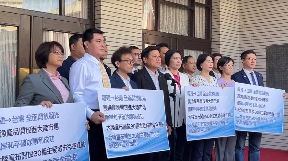國民黨立法院黨團總召傅崐萁昨天結束訪中行程，今天率訪問團成員開記者會說明成果。圖/林睿康攝