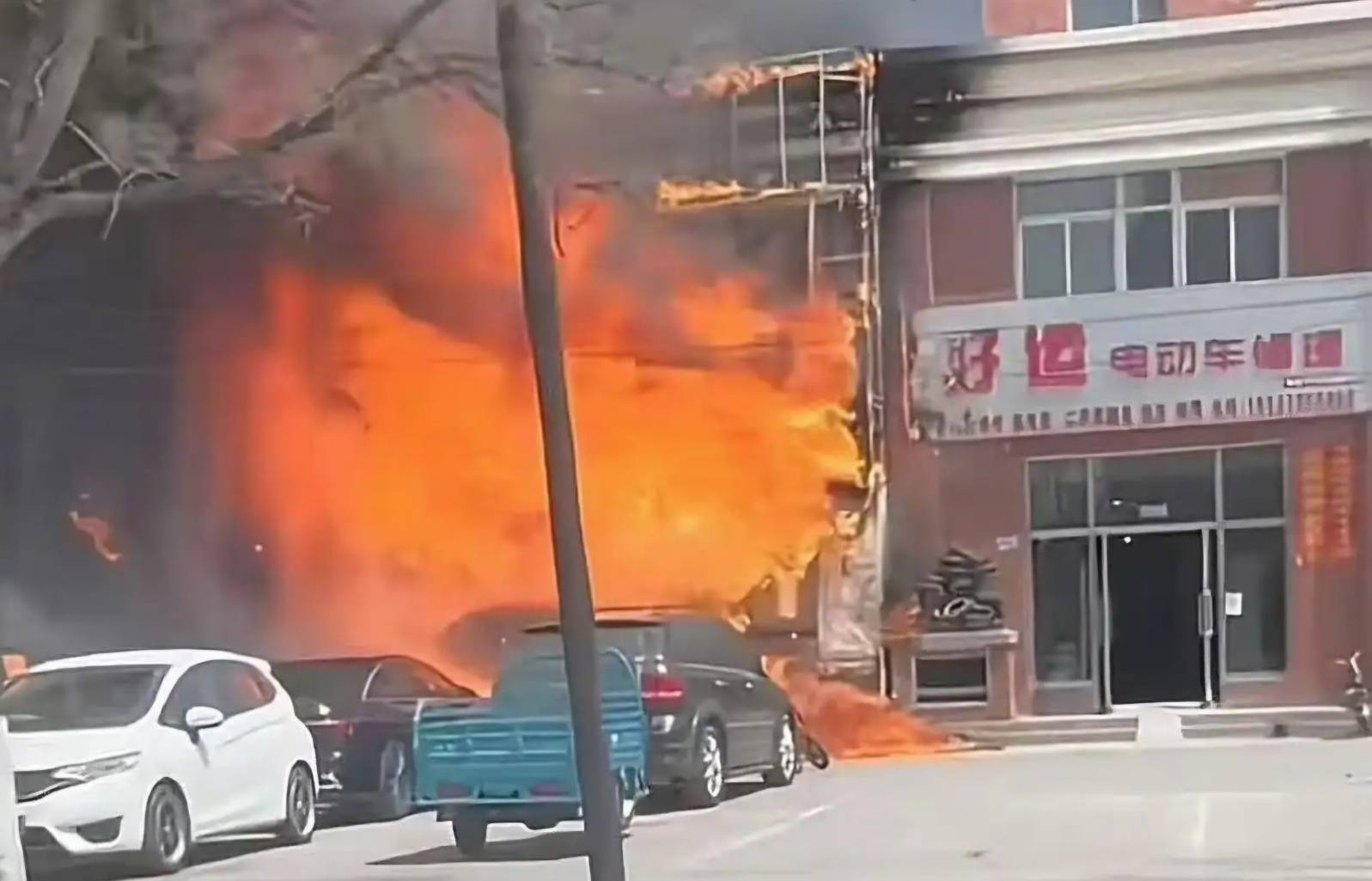 遼寧省遼陽市白塔區三里莊附近一間飯店，29日中午12點多發生大火，造成至少22人死亡慘劇，驚動習近平要求撤查。圖／取自微博