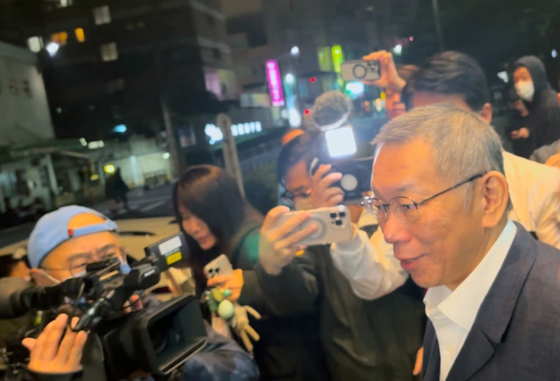台北地檢署偵辦京華城、政治獻金案，31日提出4點理由，二度提抗告。圖為民眾黨主席柯文哲（前右）30日交保後，前往新竹探望住院中的父親，未接受媒體訪問。 圖/中央社