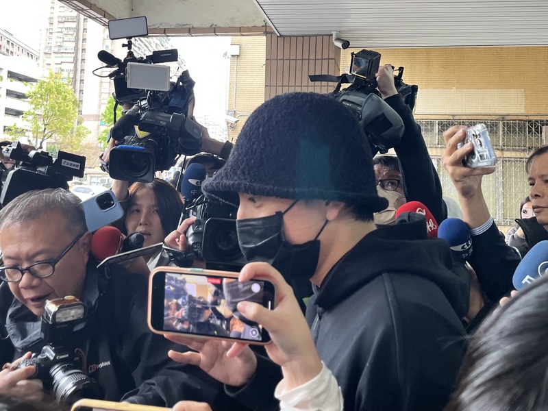 藝人王大陸於3月5日以500萬元交保，步出法院。圖/中央社