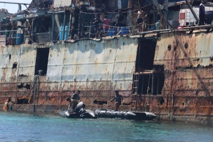 陸方駛近停泊於仁愛礁的菲艦「馬德雷山號」,菲方派出兩艘橡皮艇出陣。圖/取自環球時報