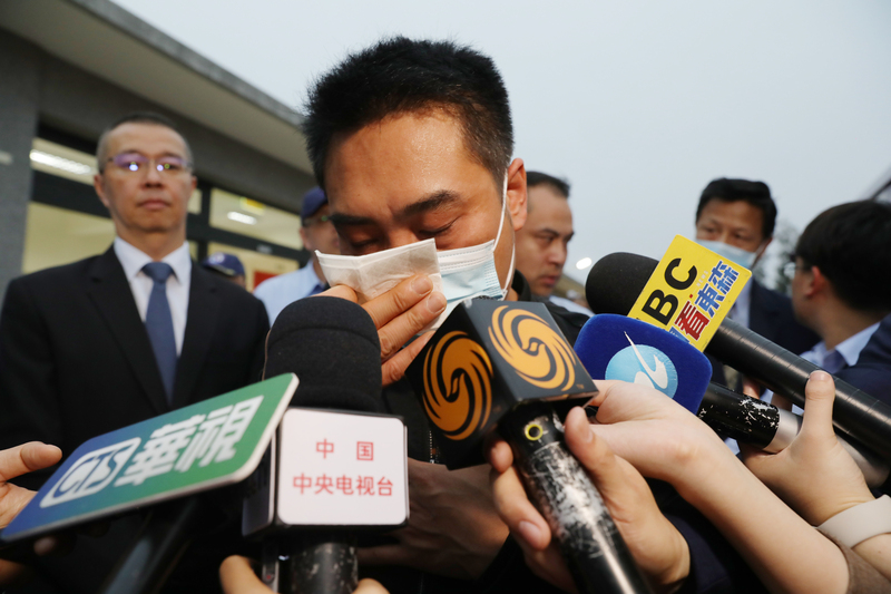 中國快艇事件釀2死，1名死者家屬（中）20日到金門處理後續相關事宜，並哽咽表示，希望查明事件真相，「要還給我們一個公道」。圖/ 中央社