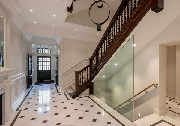 圖為銜接樓中樓的手扶梯及轉角配置。圖/取自 Abode2 X