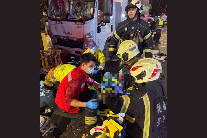 疑駕駛昏厥　桃園龜山資收車失控衝撞人群　7送醫其中1人 OHCA