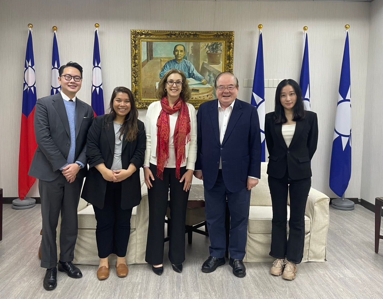 李乾龍（右2）與AIT碰面，雙方就台海議題交流意見。圖/取自AIT臉書