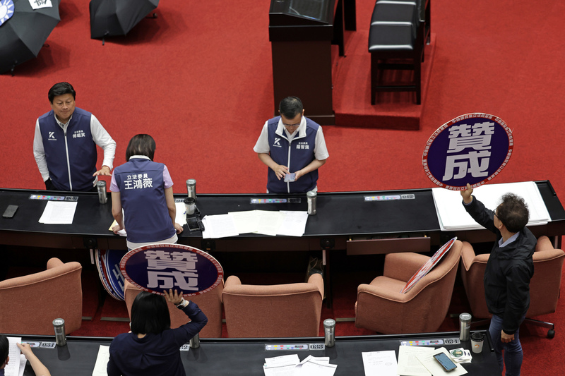 立法院會20日處理國民黨團提案，針對立院第11屆第3會期延長至民國114年7月31日一案進行表決，最終藍白挾人數優勢表決通過延會。圖為表決時，國民黨團總召傅崐萁（左）率黨籍立委舉牌表達贊成。圖/中央社