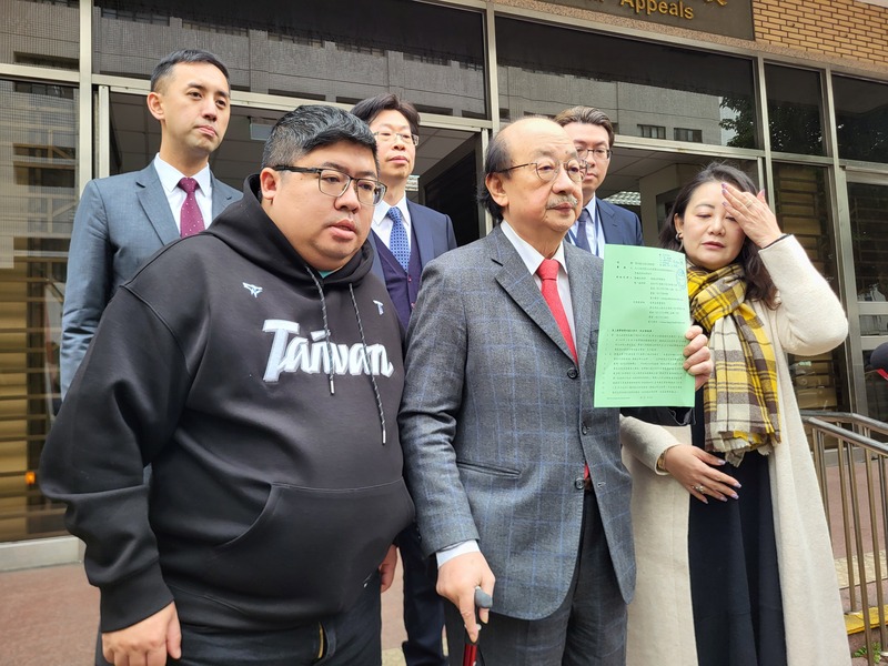 民進黨立法院黨團總召柯建銘（中）發動「超甲級甲動」，要求黨團立委提供服務處協助連署。圖/中央社