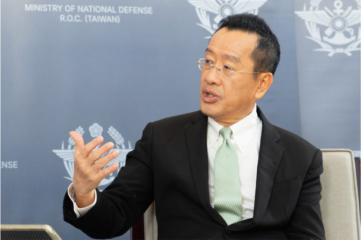 國防部長顧立雄接受媒體專訪時指出，明年度國防預算會有增長，國防部是根據作戰需求，依照國軍所需建構的能力，提出所需的國防預算。圖/中央社、軍聞社提供