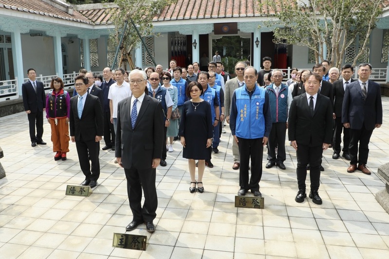 國民黨副主席夏立言（前）4月1日與黨務主管前往桃園慈湖蔣公陵寢獻花致敬。 圖/中央社