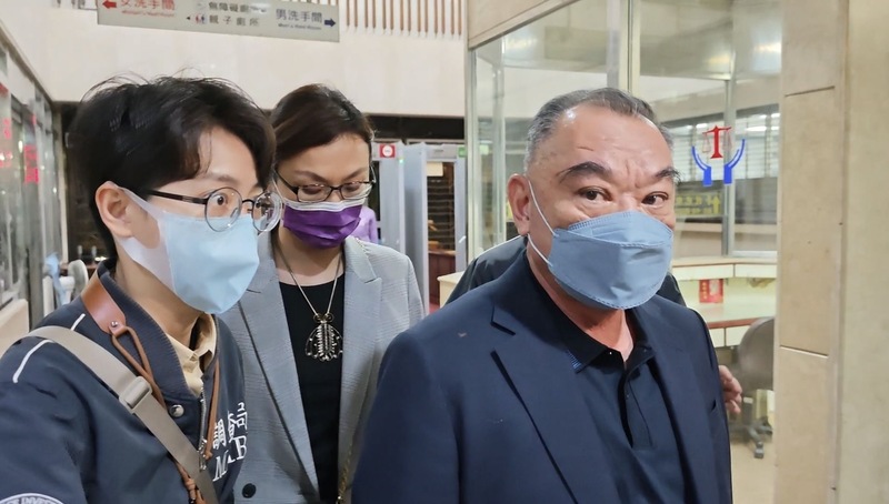 台北地檢署訊後命麗寶董事長吳寶田（前右）、名軒董事長吳泓瑩（後中）兩人請回。圖/中央社