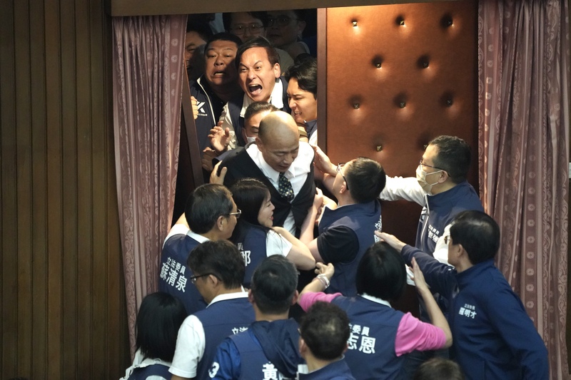 立法院會17日欲處理藍白所提國會改革法案，立法院長韓國瑜（後中著西裝者）數次協商未果，朝野發生數次衝突。韓國瑜下午5時32分在國民黨立委全力護衛下，重新進入議場宣布繼續開會。 圖／中央社