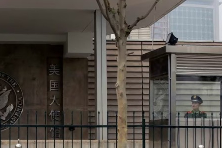 美國政府暫時陷入「停擺」狀態，駐陸大使館7日晚間更宣布，受經費問題影響，其官方微博與微信公眾號將暫停更新。圖/取自CGTN YouTube