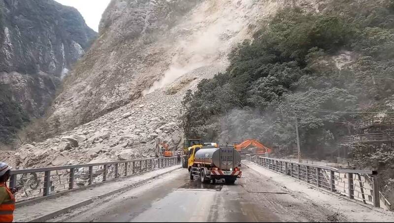 中橫流芳橋路段發生大規模坍方阻斷道路，公路局預計於今天（22日）下午搶通。圖/中央社