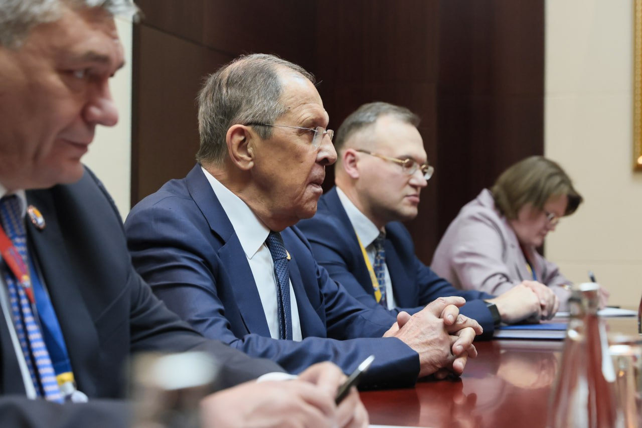 俄羅斯外長拉夫羅夫（左二）前往寮國，出席東協峰會。圖/取自MFA Russia@mfa_russia