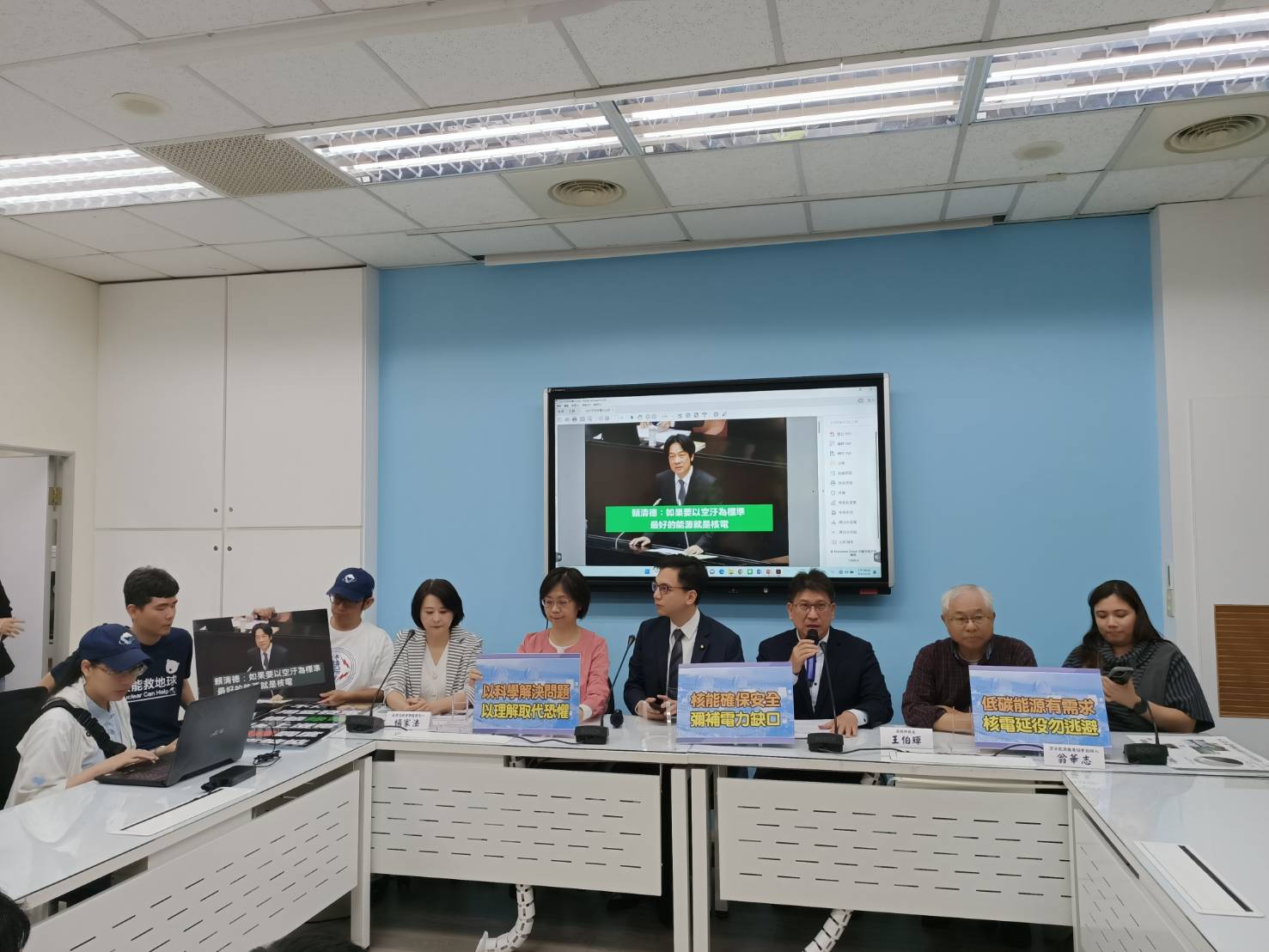 國民黨立委、核四前廠長及公民團體今天（26日）共同召開「台灣需要更多潔淨低碳電力，支持核電延役修法」記者會，希望民進黨不要再將核電汙名化。圖/簡立欣攝