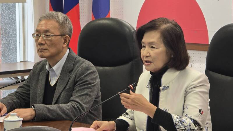 宜蘭縣長林姿妙31日一審判刑12年半將停職，她在確知判刑後公布萬字聲明，指台灣司法已被政治綁架，圖為31日上午林姿妙與副縣長林茂盛仍照常開縣務會議。圖／中央社