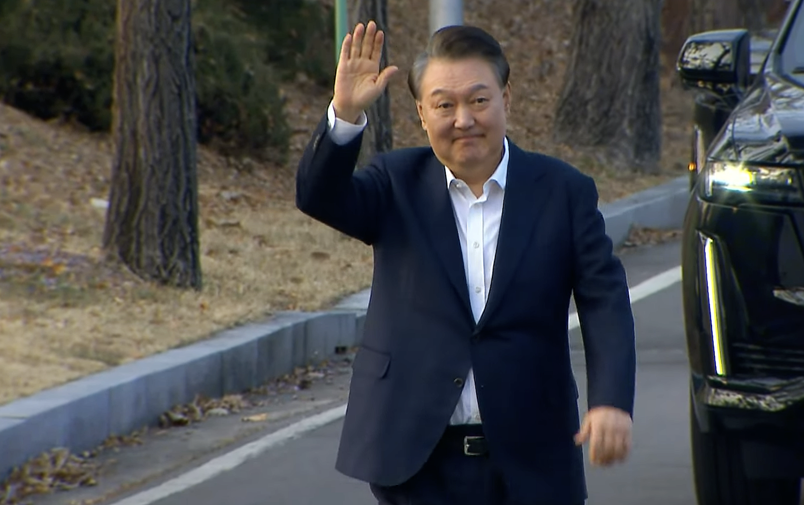 韓國總統尹錫悅稍早獲釋，步行出首爾看守所，並向支持民眾揮手致意。圖/翻攝自채널A News YouTube頻道