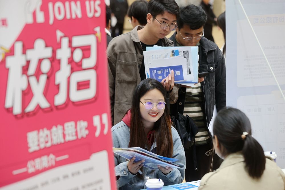 大學畢業生、農民工等群體是「穩就業」重中之重。圖／取自新華社 