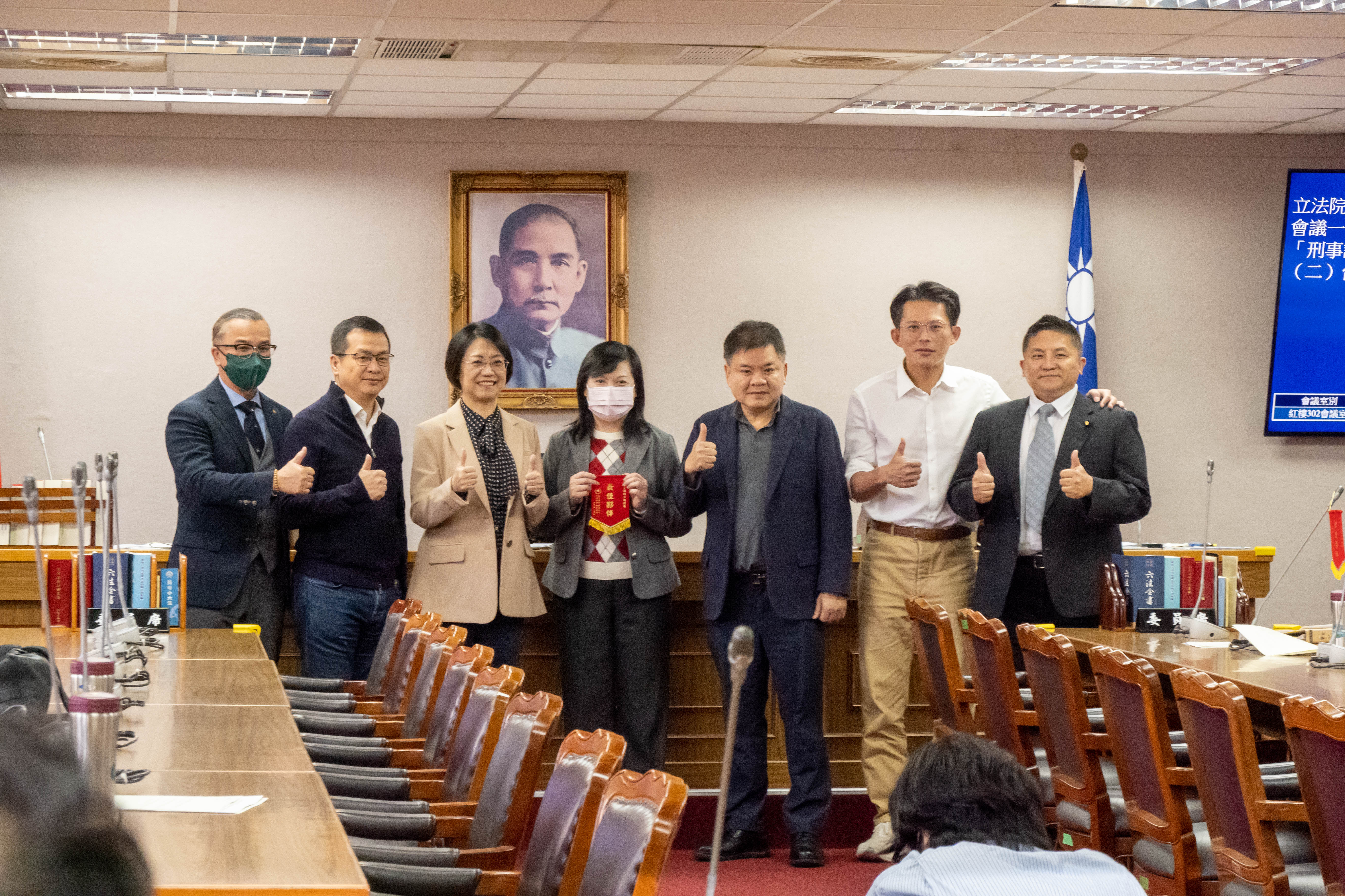 召委翁曉玲開會前先致贈黃國昌、專委(中)「最佳夥伴」獎錦旗。圖/記者黃楚甯攝