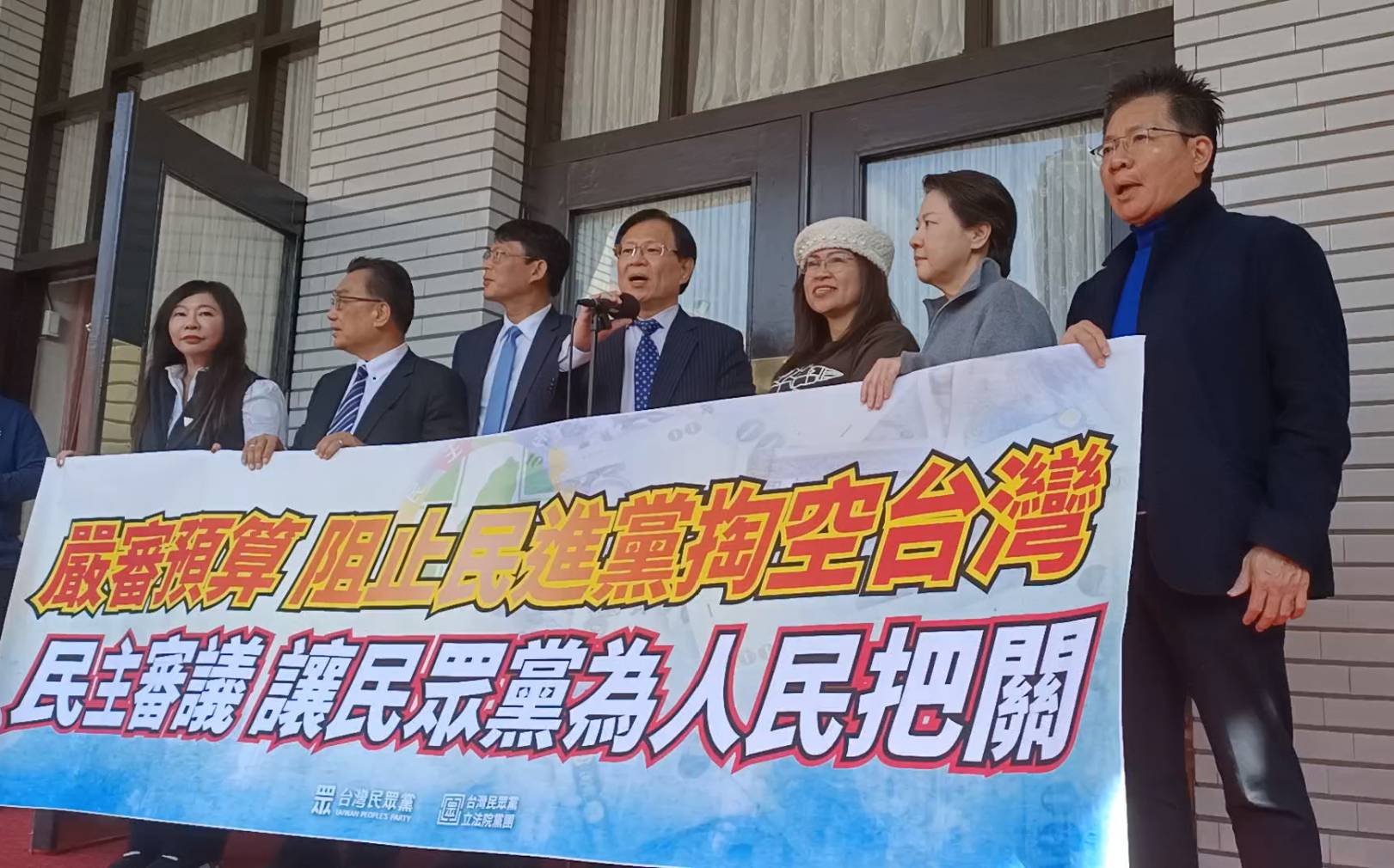 民眾黨團21日表示，此次審總預算期間，綠營亂造謠，其中體育署出國預算刪減金額被誇大一萬倍。圖/記者簡立欣攝