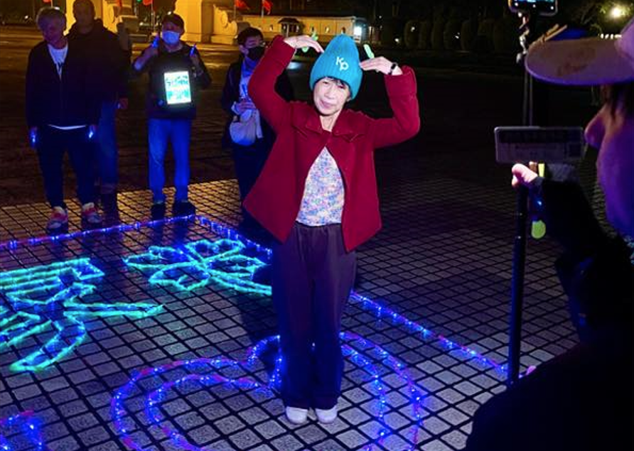 柯文哲妻子陳佩琪於24日平安夜到自由廣場排下了「平安回家，Free KP」，許願希望柯文哲「平安回家」。 圖/取自林昭印臉書