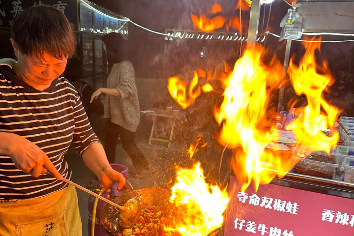 北京追「鑊氣」！東三環下凌晨排隊3小時：打工人的煙火療癒學