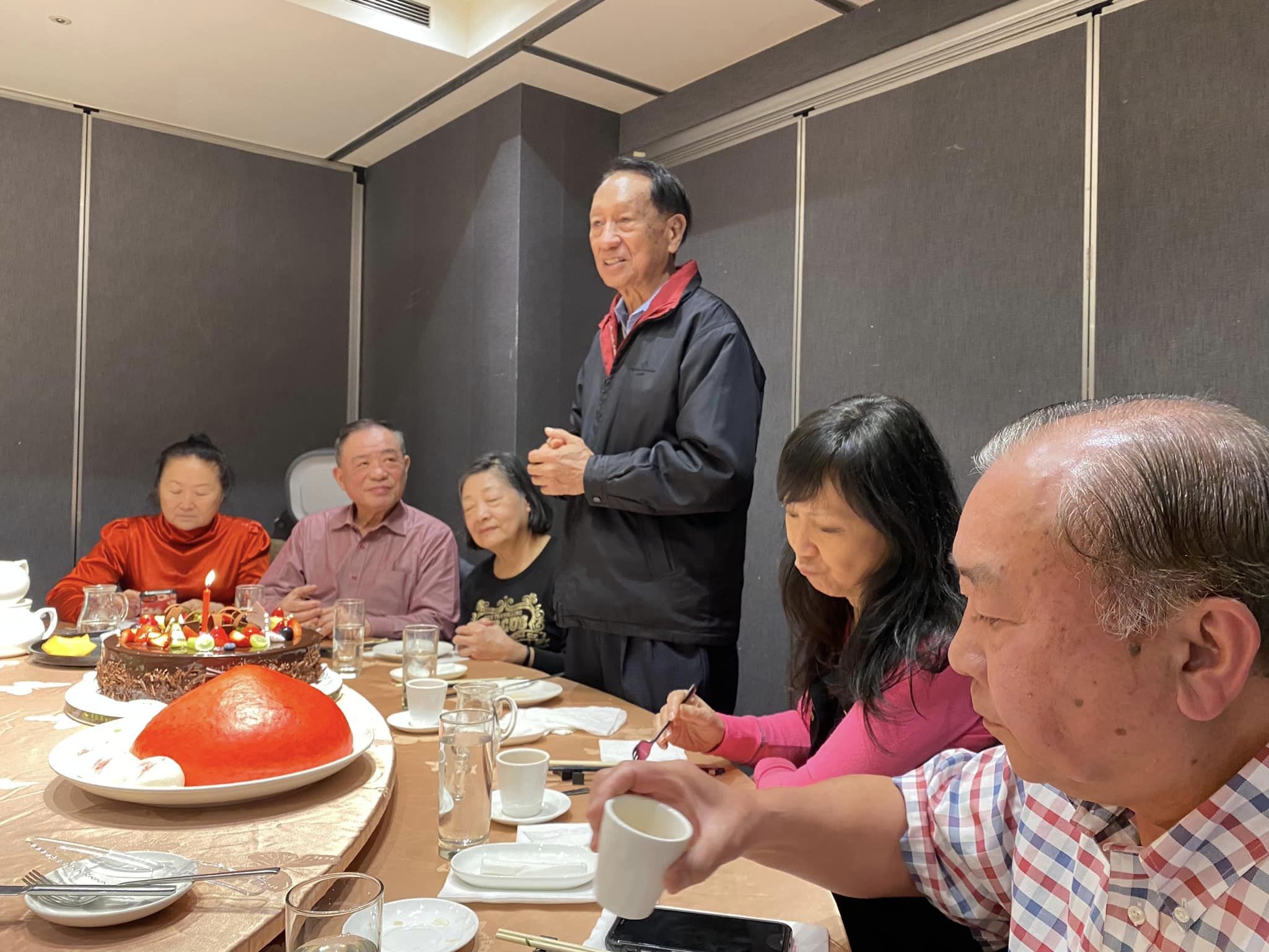 前國安會祕書長丁渝洲（站立者）15日與好友一起聚餐過80大壽。圖/取自李天鐸臉書