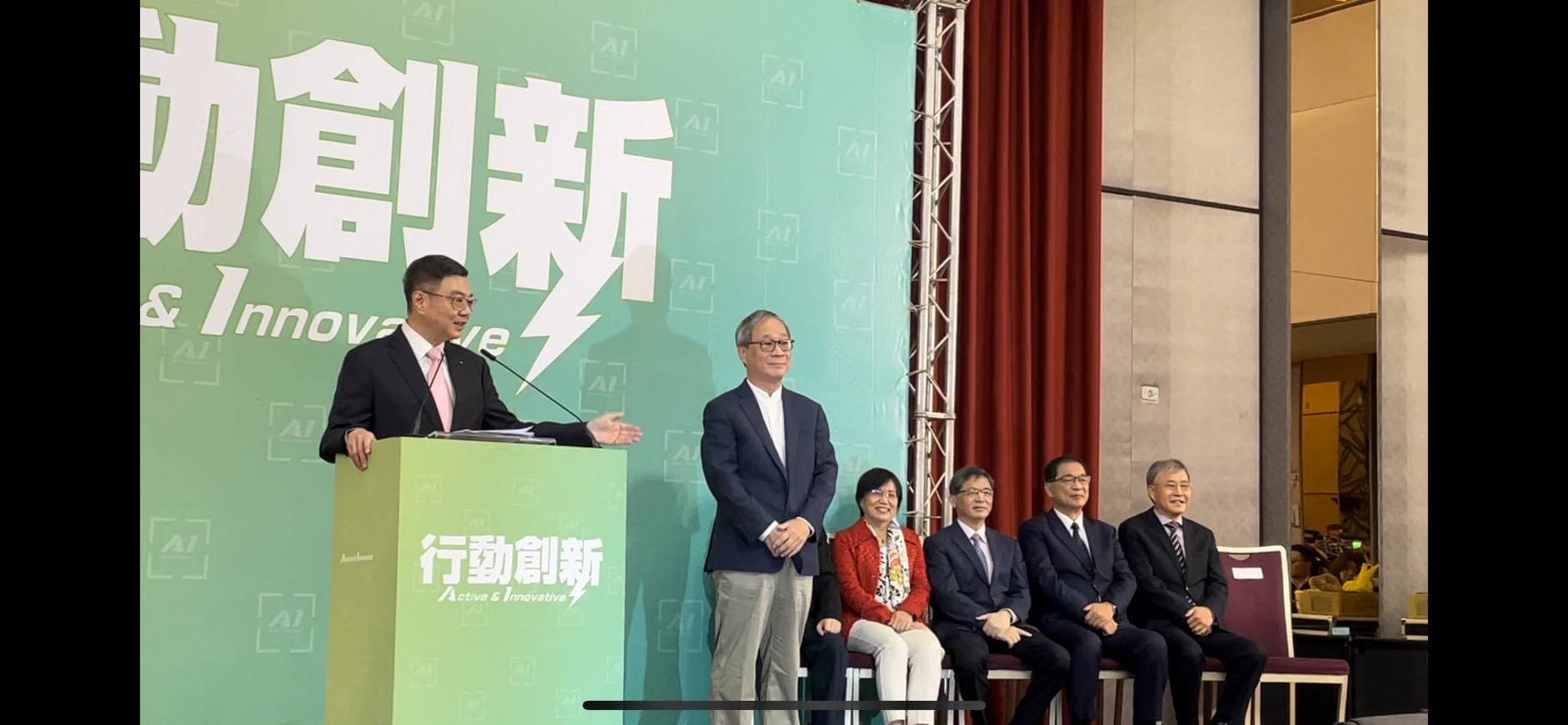 準閣揆卓榮泰公布第二波內閣名單，最大亮點就是把曾經擔任前台北市長柯文哲2018年的競選辦公室總幹事知名作家小野（本名：李遠）找來擔任文化部長。圖/林睿康攝
