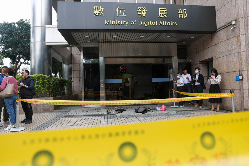 今天（28日）上午一名男子闖入數發部高喊「反政府」後開槍，造成大門損毀。圖/中央社