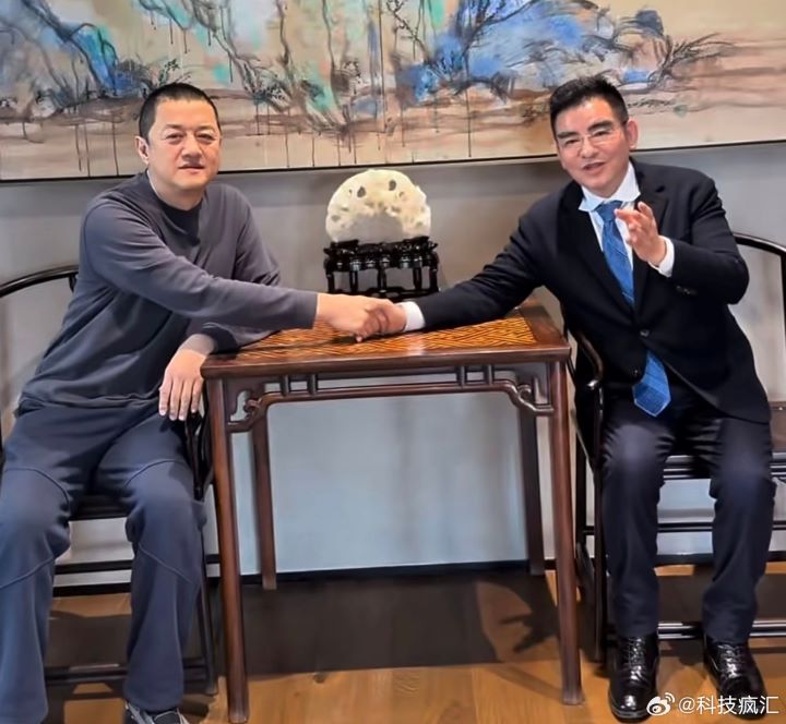   陳光標（右）宣布於4月5日改以直接捐款方式處理，宣布已向李亞鵬（左）的嫣然天使兒童醫院捐出1000萬元人民幣。圖/取自科技瘋匯微博