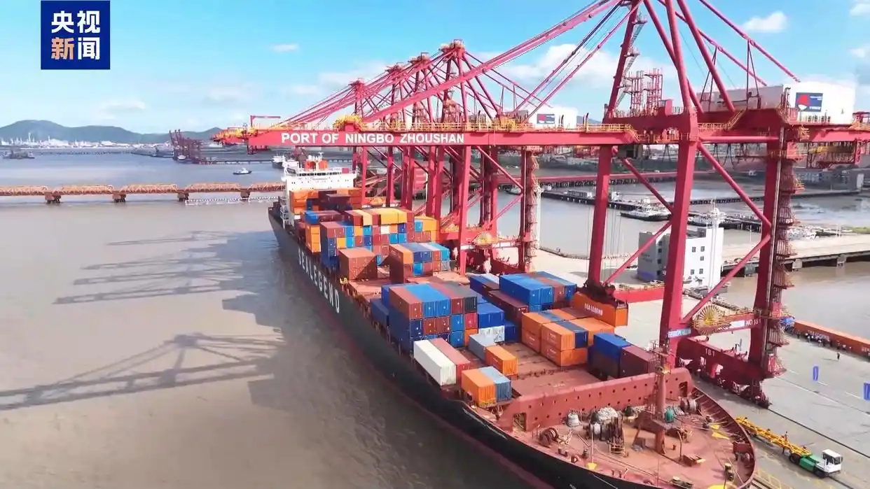 圖為中國貨輪「伊斯坦布爾橋」停留在寧波港上下貨。圖／取自央視新聞