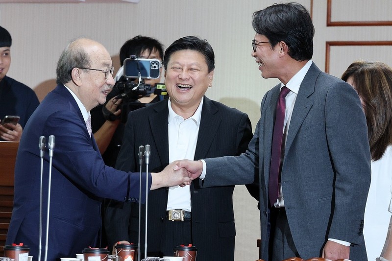 國民黨團交接典禮 藍綠白和諧同框！黃國昌、傅崐萁送暖柯建銘 柯：來遞橄欖枝