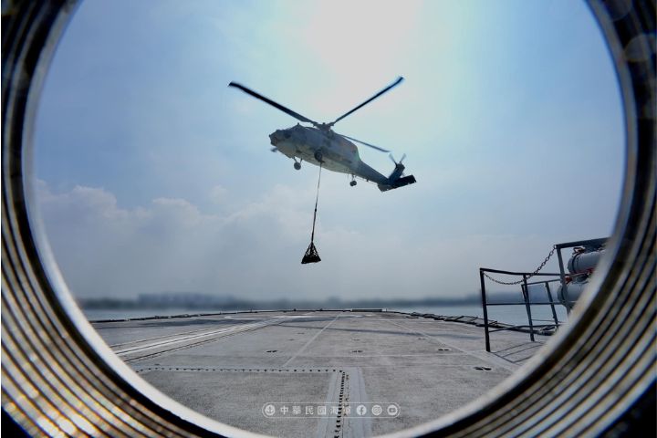 海軍反潛航空大隊提升至「聯兵旅級」，更銜為「海軍反潛航空指揮部」，圖為直升機正進行吊掛作業。圖/取自中華民國還軍臉書