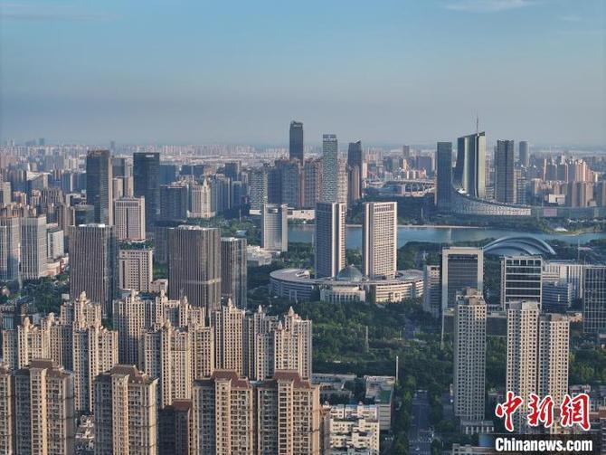 大陸「兩會」政府工作報告首度將「穩住樓市」寫入，大陸雜誌發文認為，很可能預示今牛房地產將迎來轉捩點。圖／取自中新網