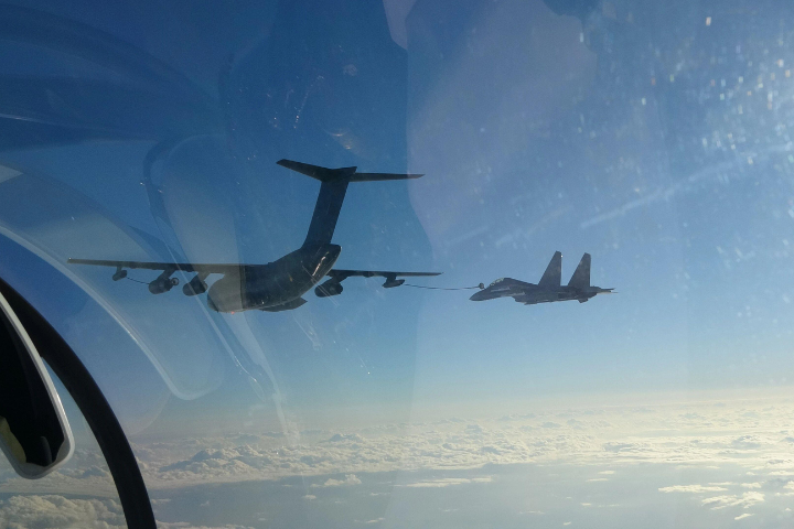 《金融時報》揭共軍去年圍台軍演「危險升級」 殲-16對台F-16施放干擾彈　